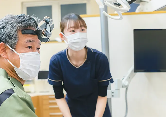 説明する歯科医師と歯科衛生士