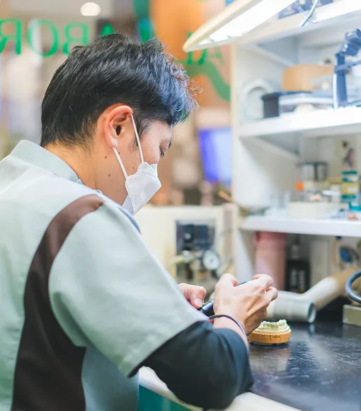 技工ラボで作業する技工士の画像