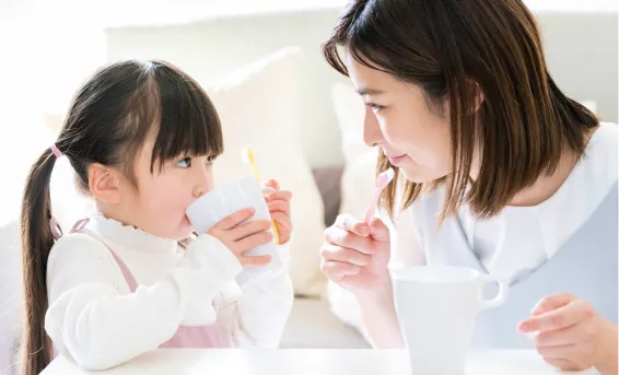 歯磨き指導をする親子