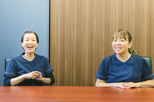 メッセージを送る職員