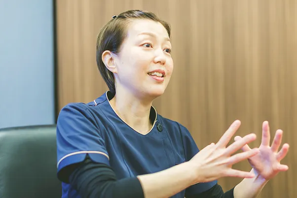 メッセージを送る職員